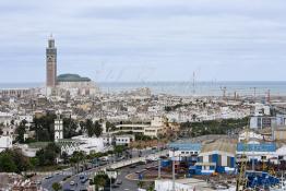 Image du Maroc Professionnelle de  Sur cette vue réalisée du restaurant panoramique de l'hôtel Anfa-Port on découvre au premier plan à gauche la plus ancienne mosquée de Casablanca "Ould El Hamra" située sur le Boulevard des Almohades et au fond au bord de l’océan la mosquée Hassan II, doté du plus haut minaret du monde, Samedi 11 Avril 2009. à droite les chantiers du Maroc au Port de Casablanca. (Photo / Abdeljalil Bounhar)

 